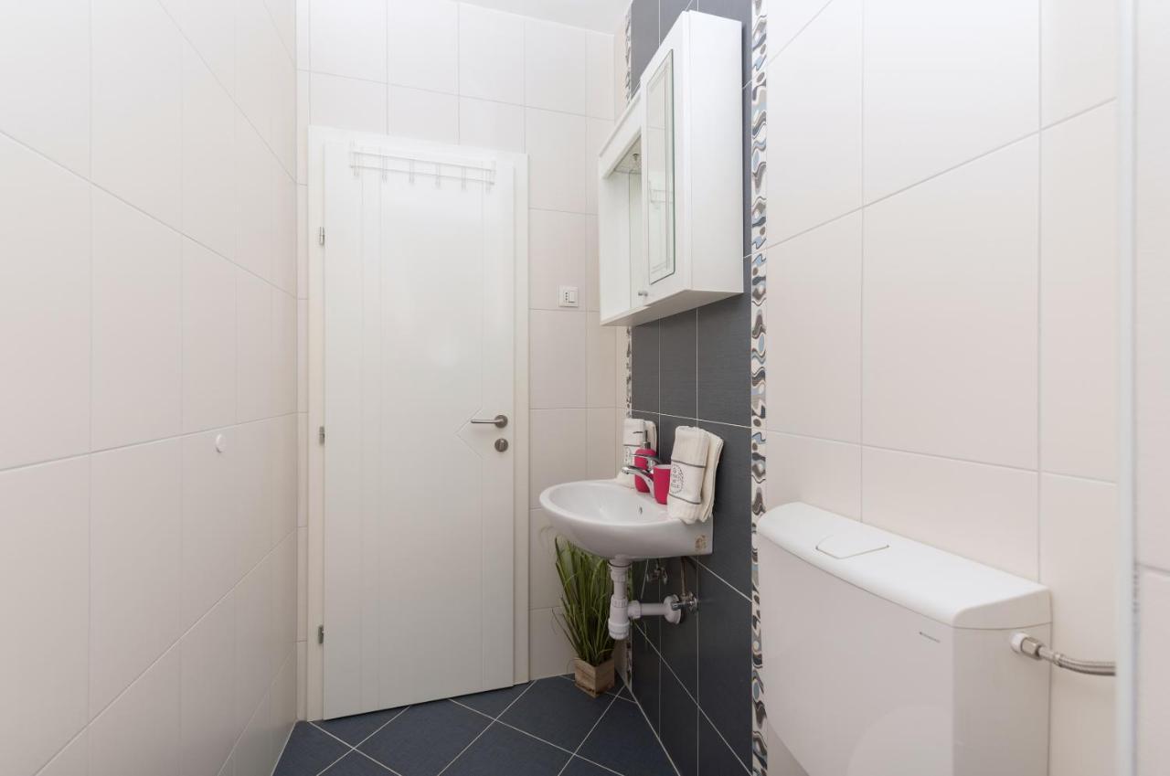 Long Apartment Makarska Bagian luar foto