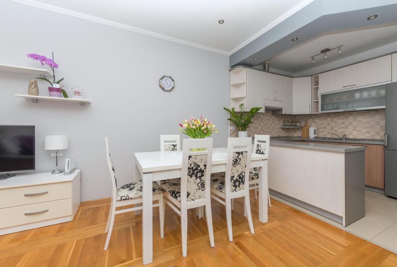 Long Apartment Makarska Bagian luar foto