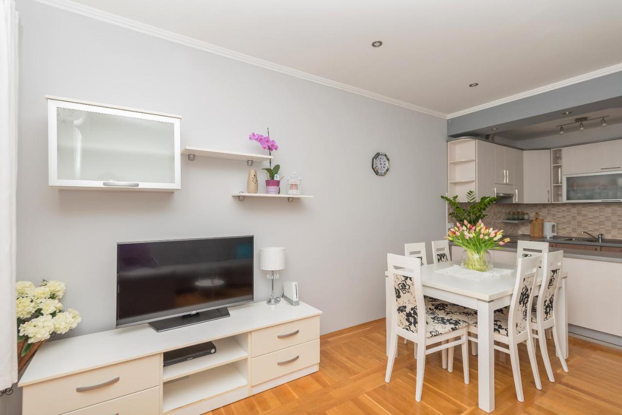 Long Apartment Makarska Bagian luar foto