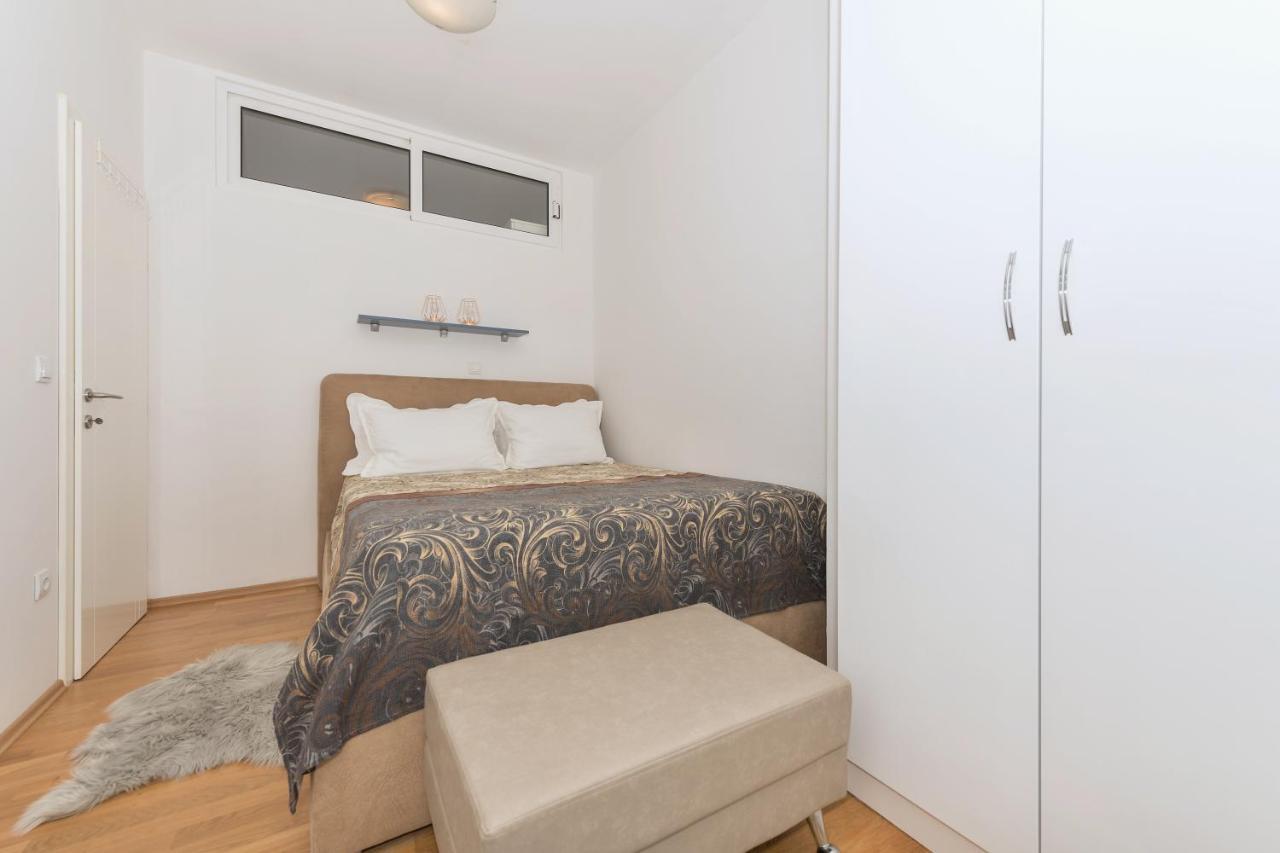 Long Apartment Makarska Bagian luar foto