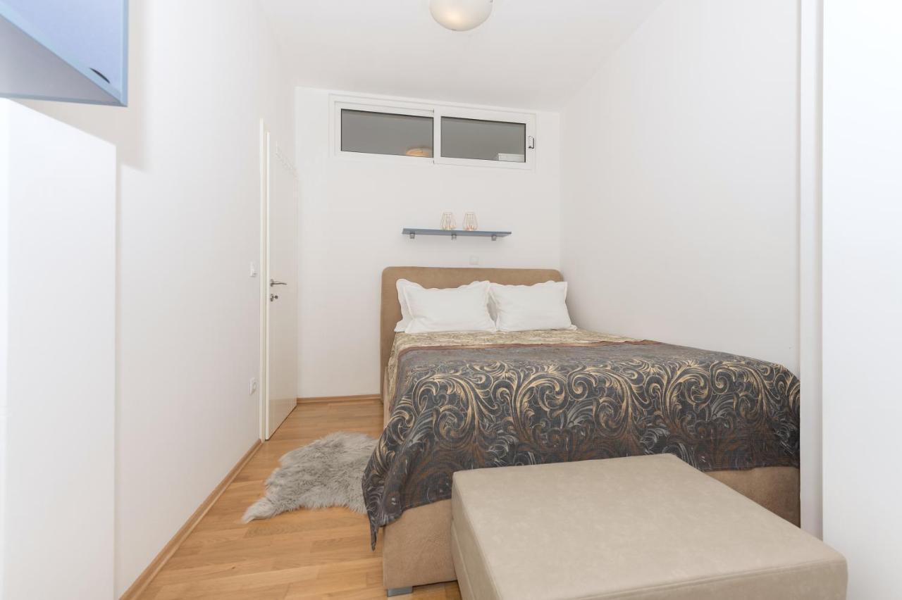 Long Apartment Makarska Bagian luar foto