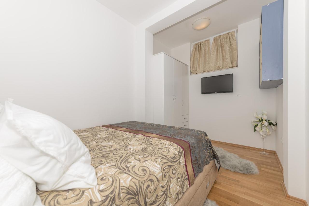Long Apartment Makarska Bagian luar foto