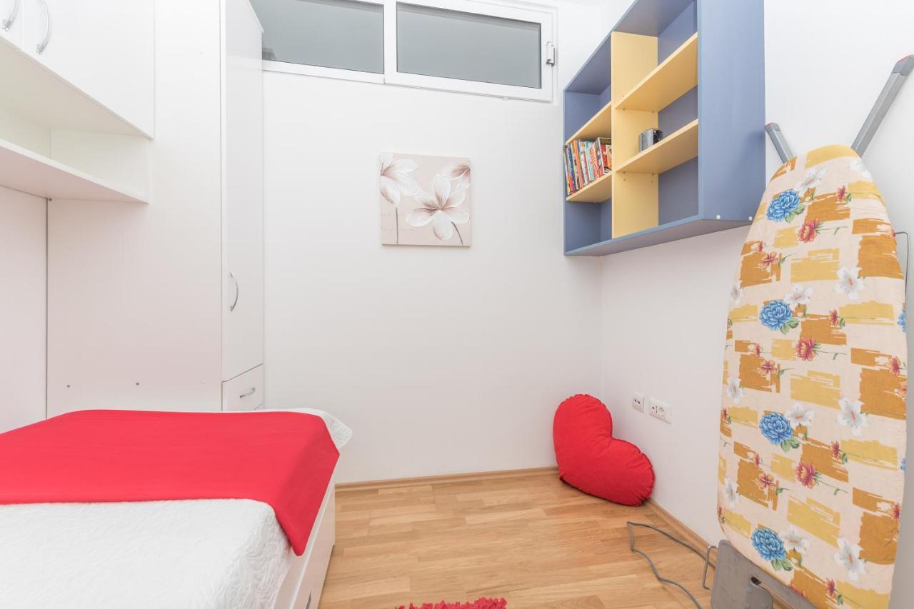 Long Apartment Makarska Bagian luar foto