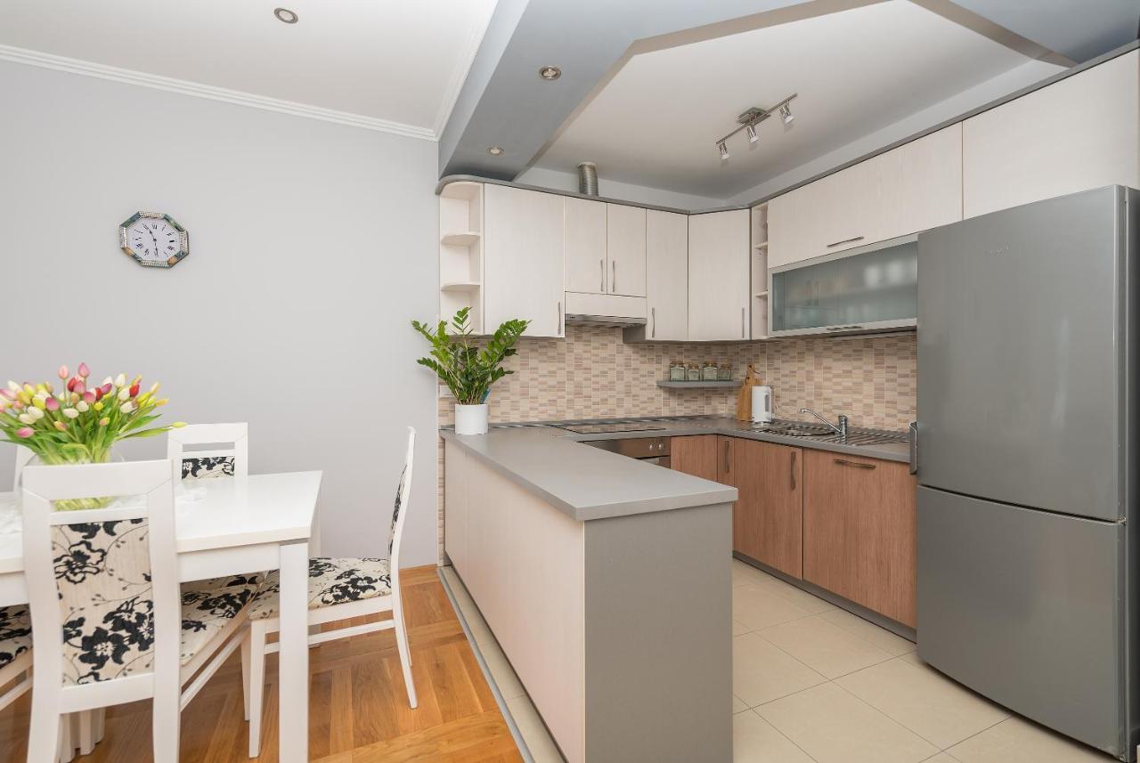 Long Apartment Makarska Bagian luar foto