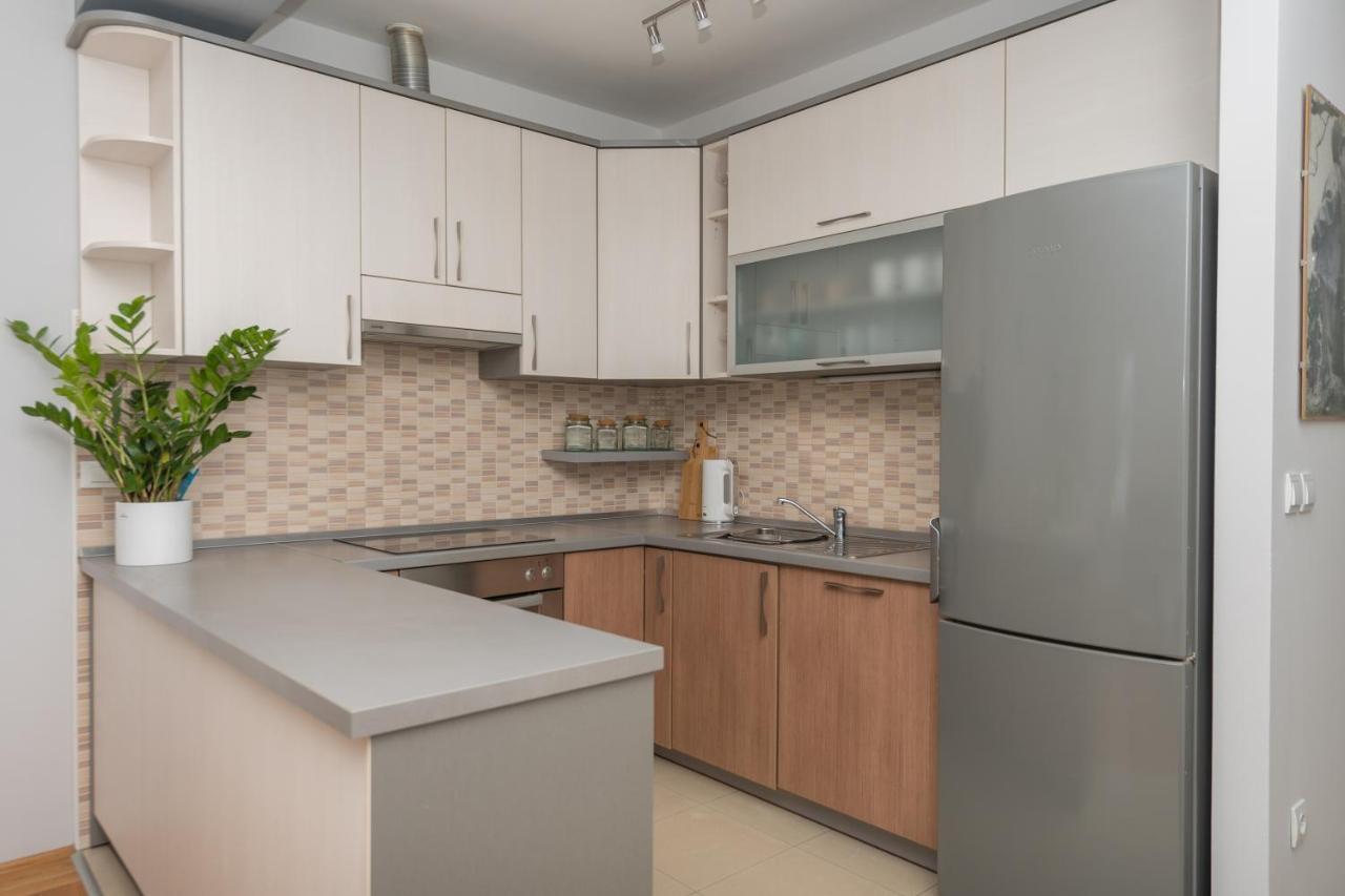 Long Apartment Makarska Bagian luar foto